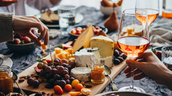 How to Create The Perfect Wine & Cheeseboard for Fall